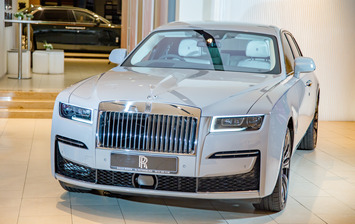 В Петербурге представили новый Rolls-Royce Ghost: 100 кг шумоизоляции, парящая подвеска и шепот «Призрака»