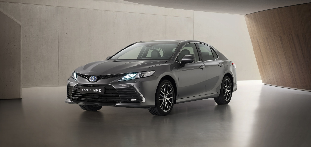 Toyota обновила гибридную Camry