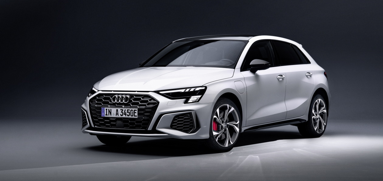 Audi представила мощный гибрид на базе нового A3 Sportback