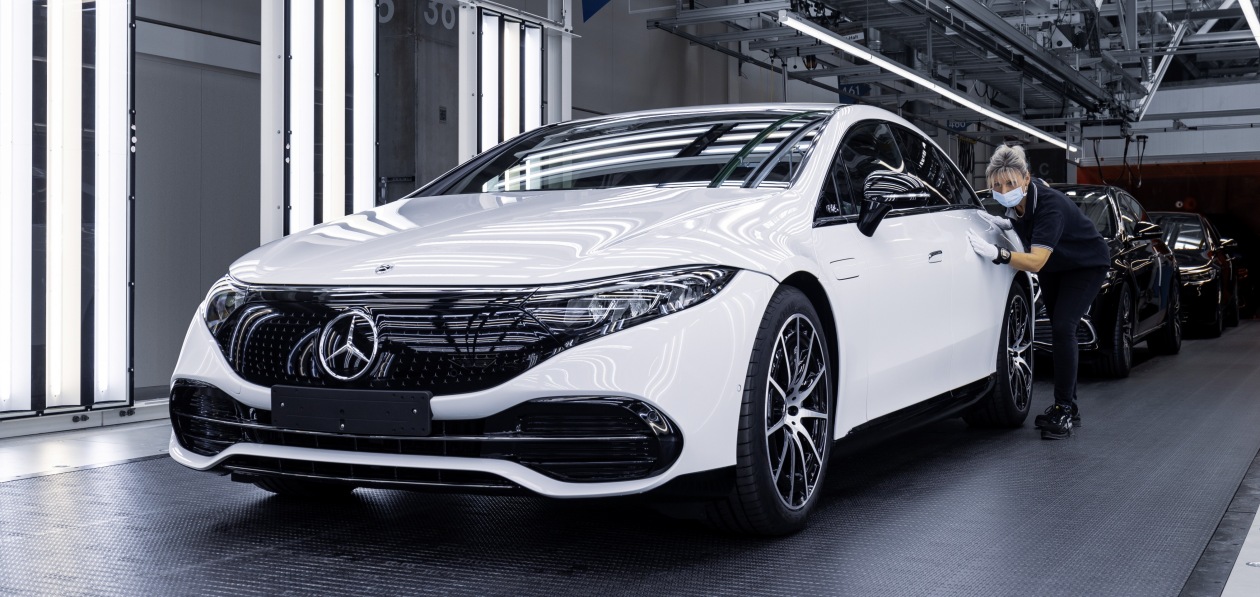 Новый Mercedes EQS встал на конвейер