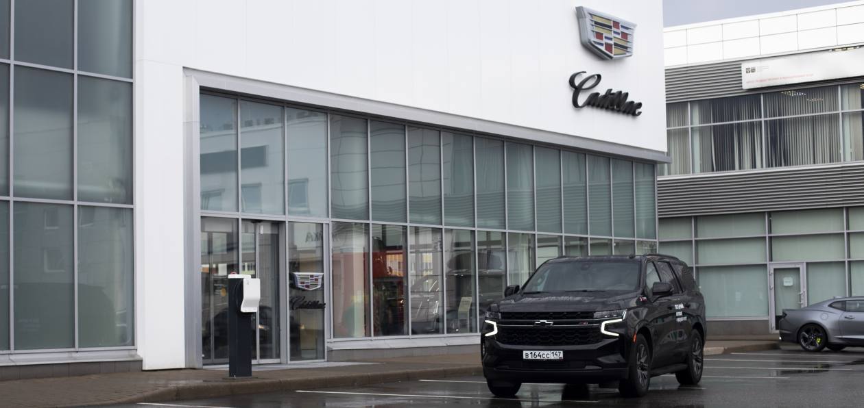Новые Chevroelt Tahoe и Cadillac Escalade доехали до Петербурга