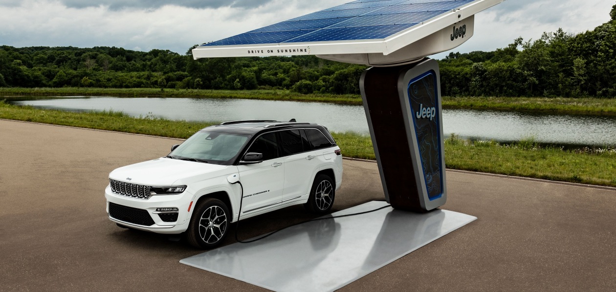 Jeep выложил первые фото гибридного Grand Cherokee