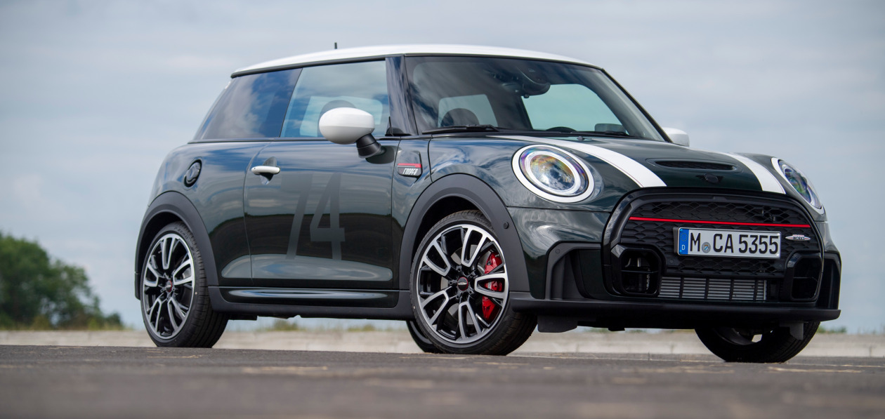Mini представил юбилейную спецверсию Cooper