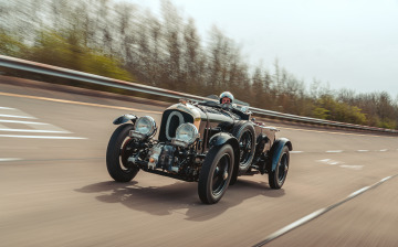 Bentley покажет баркетту Mulliner Bacalar и реплику 90-летнего Blower в Калифорнии