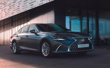 Lexus назвал цены на обновленный ES