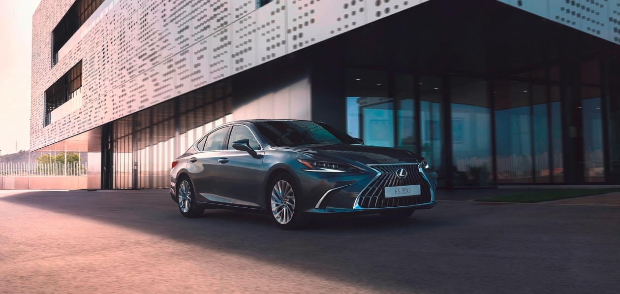 Lexus назвал цены на обновленный ES
