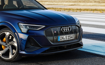 Audi назвала российские цены на новый e-tron S