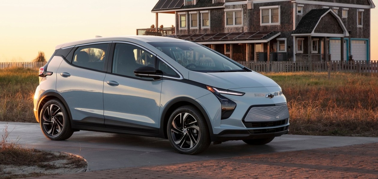 Chevrolet попросила владельцев огнеопасного Bolt EV не парковаться близко к другим машинам