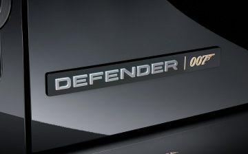 Land Rover представил спецверсию Defender V8 в честь «Бондианы»