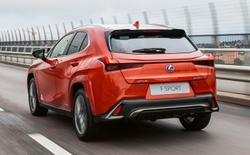 Lexus обновил внешность компактного кроссовера UX