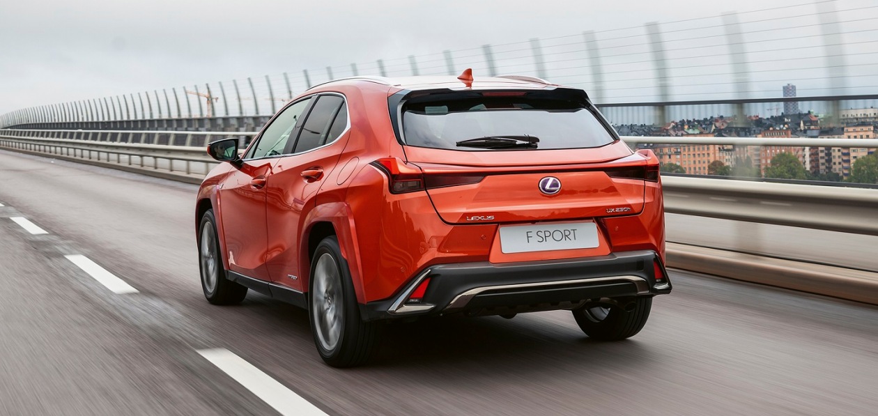 Lexus обновил внешность компактного кроссовера UX