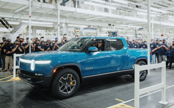 Первый электрический пикап Rivian R1T сошел с конвейера в США