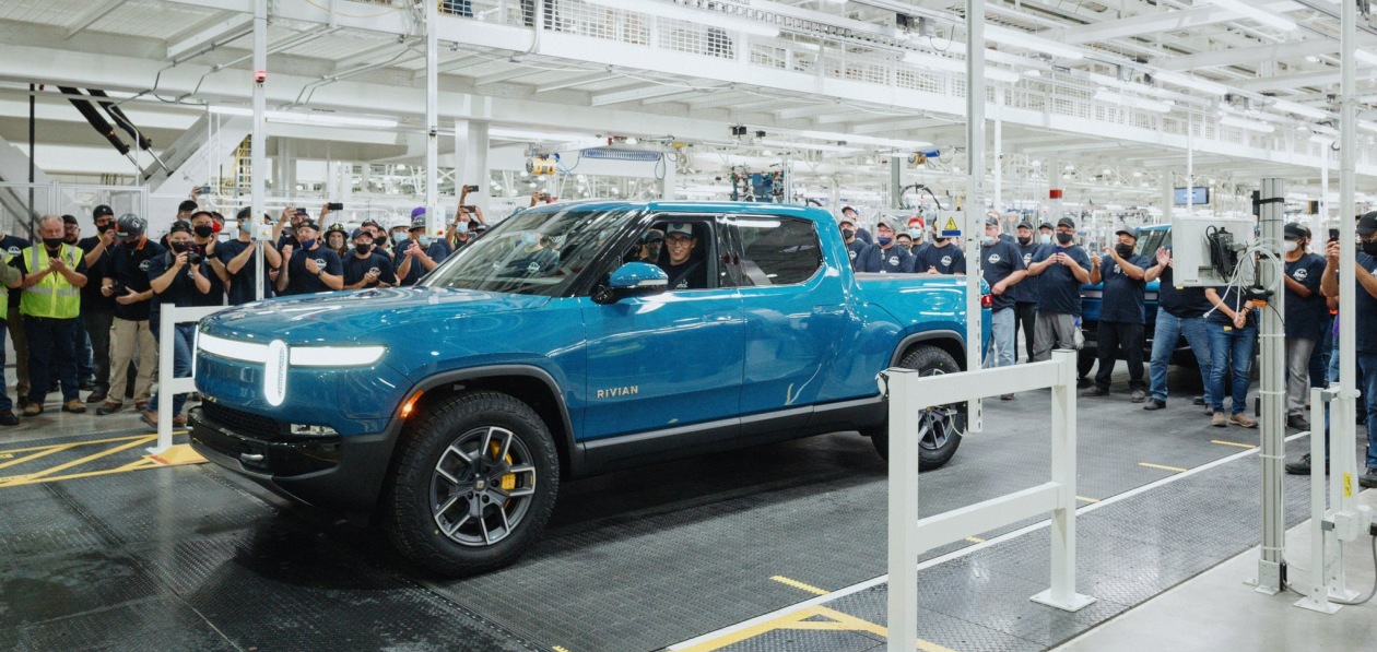 Первый электрический пикап Rivian R1T сошел с конвейера в США