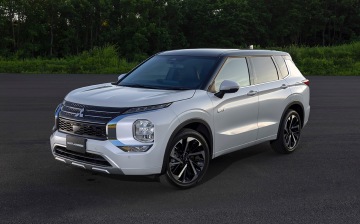 Mitsubishi показала первые фотографии гибридного Outlander