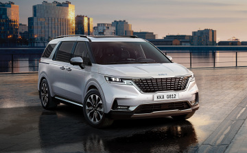 Обновленный Kia Carnival поступил к российским дилерам