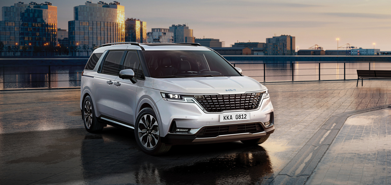 Обновленный Kia Carnival поступил к российским дилерам