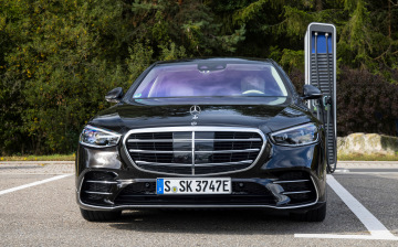 Гибридный Mercedes-Benz S-Class обзавелся полноприводной версией и салоном без натуральной кожи