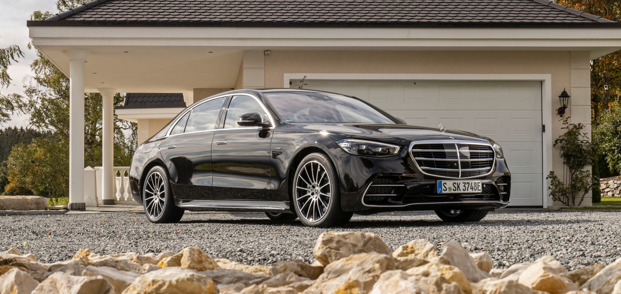 Гибридный Mercedes-Benz S-Class обзавелся полноприводной версией и салоном без натуральной кожи