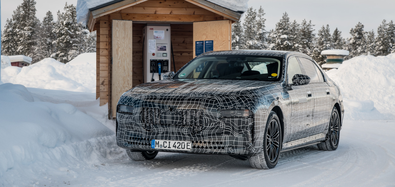 Седан BMW i7 проходит динамические испытания перед официальной премьерой