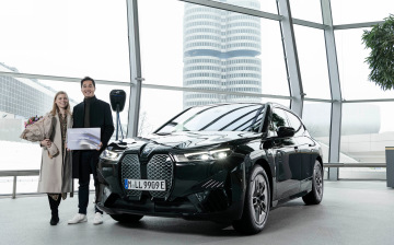 Покупателям миллионного BMW с электродвигателем подарили зарядку