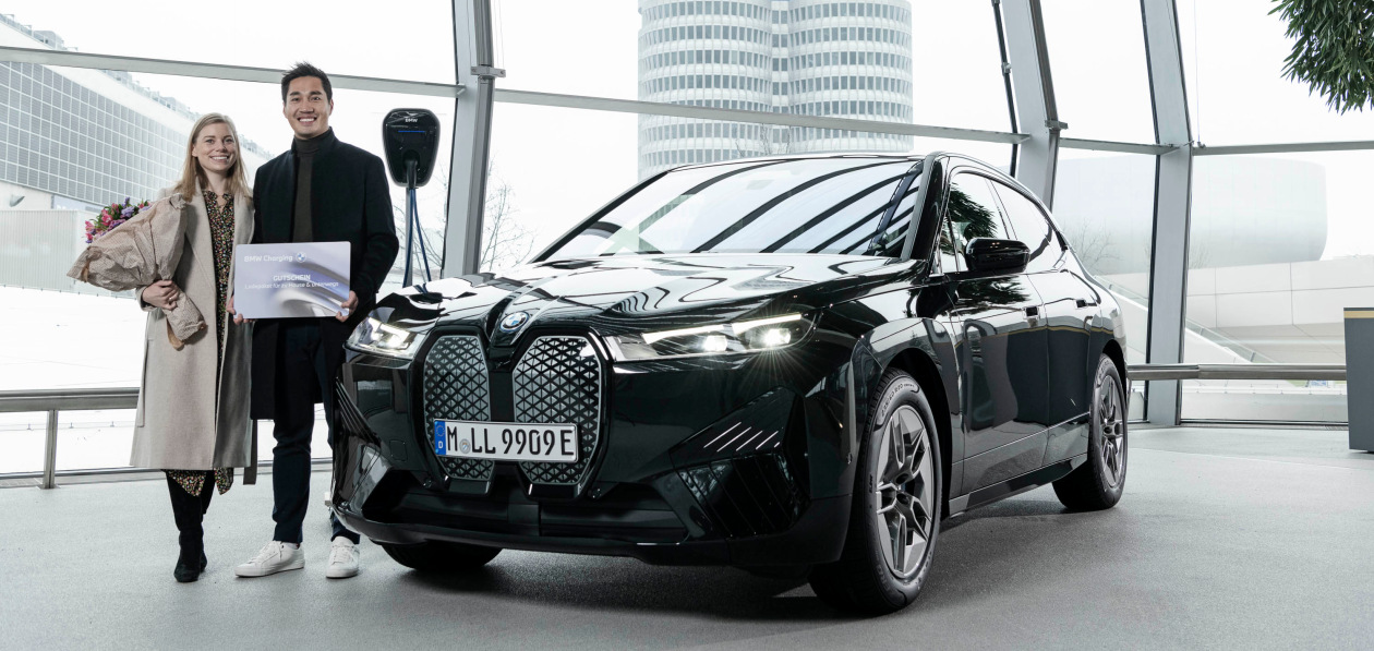 Покупателям миллионного BMW с электродвигателем подарили зарядку