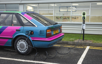 Nissan превратил хэтчбек 1986 года в электромобиль на узлах Leaf