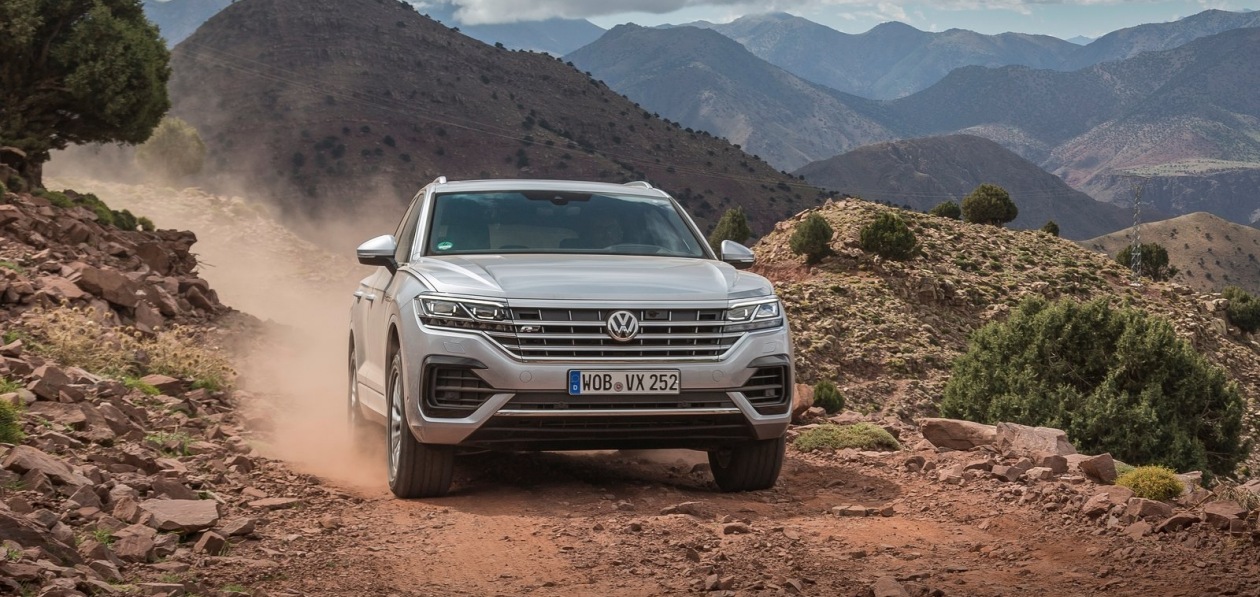 Volkswagen Touareg стал оснащеннее в двух комплектациях