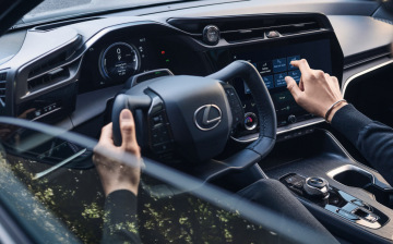 Паркетник со штурвалом: Lexus готовит премьеру электромобиля RZ