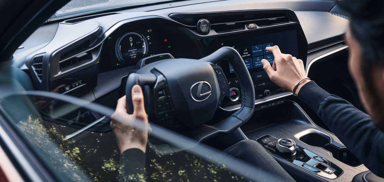 Паркетник со штурвалом: Lexus готовит премьеру электромобиля RZ
