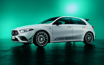 И стар и млад: Mercedes-AMG A 35 и CLA 35 присоединились к празднованию юбилея AMG