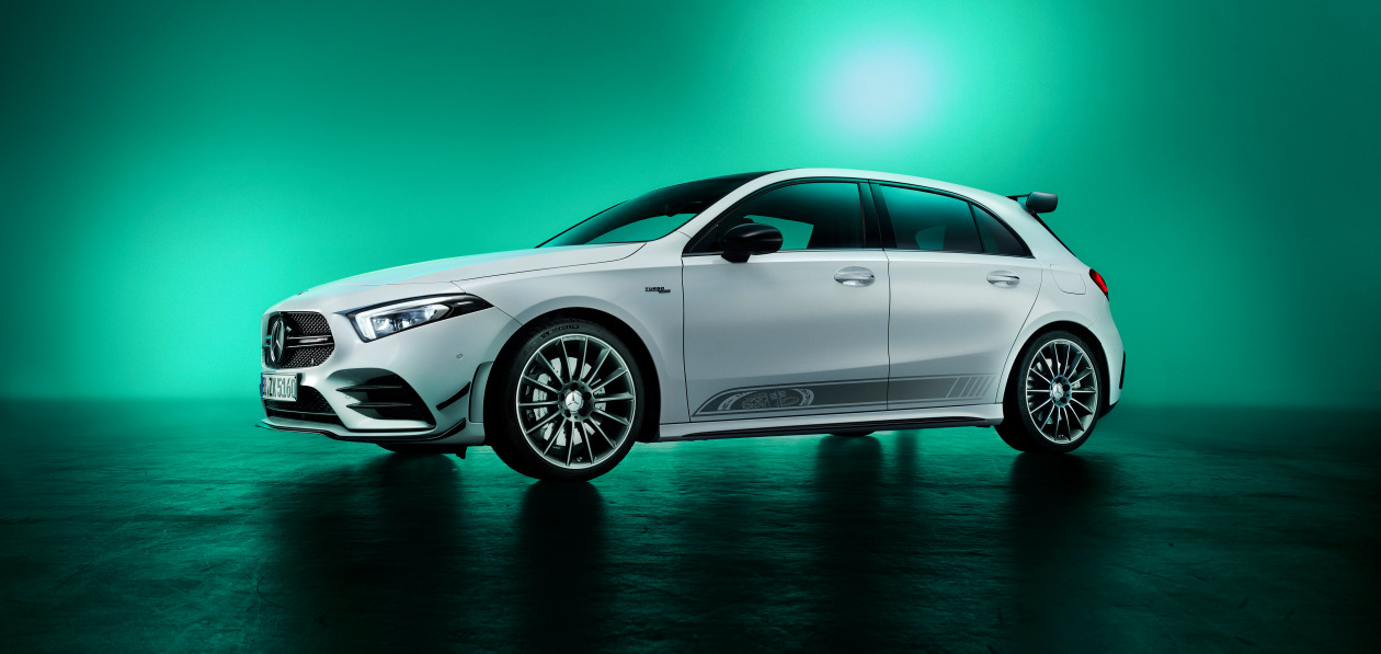 И стар и млад: Mercedes-AMG A 35 и CLA 35 присоединились к празднованию юбилея AMG