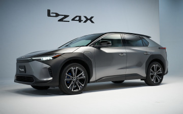 Названа цена электрического кроссовера Toyota bZ4X