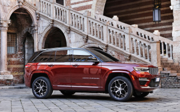 Гибридный Jeep Grand Cherokee дебютировал в Европе