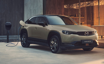 Кроссовер Mazda MX-30 подружился с домашней зарядкой