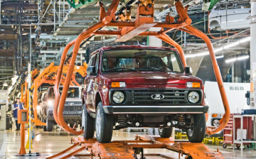 Росстат: производство автомобилей в РФ сократилось почти в два раза