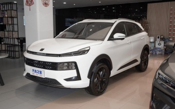 Два новых кроссовера JAC заметили в Сочи