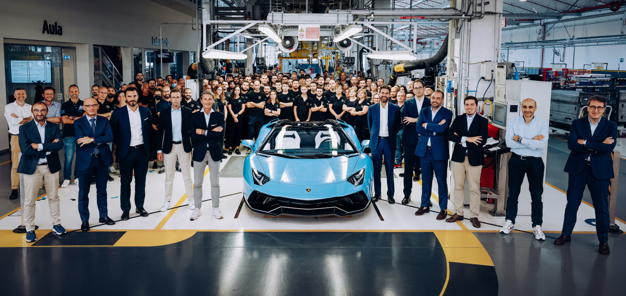 Последний Lamborghini Aventador унес с собой классический V12