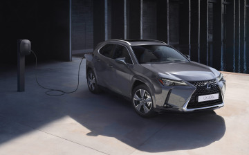 Lexus обновил компактный электрокроссовер UX