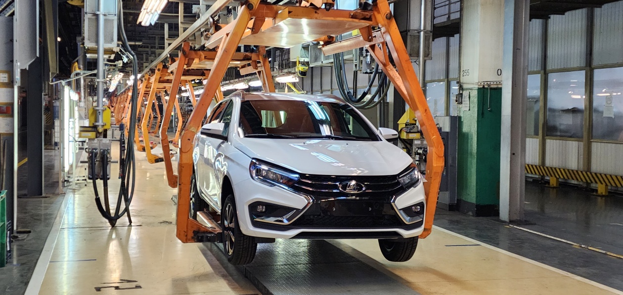Первая Lada Vesta сошла с конвейера в Тольятти