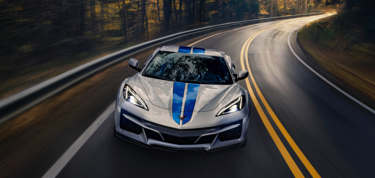 Chevrolet Corvette стал полноприводным гибридом в 70 лет