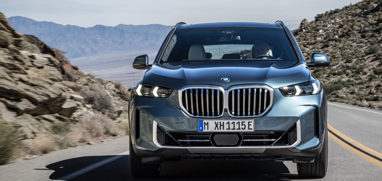 BMW представила рестайлинговые кроссоверы X5 и X6