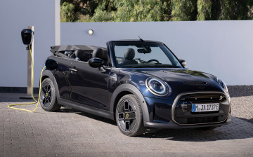 Mini представил первый серийный четырехместный электрокабриолет в истории