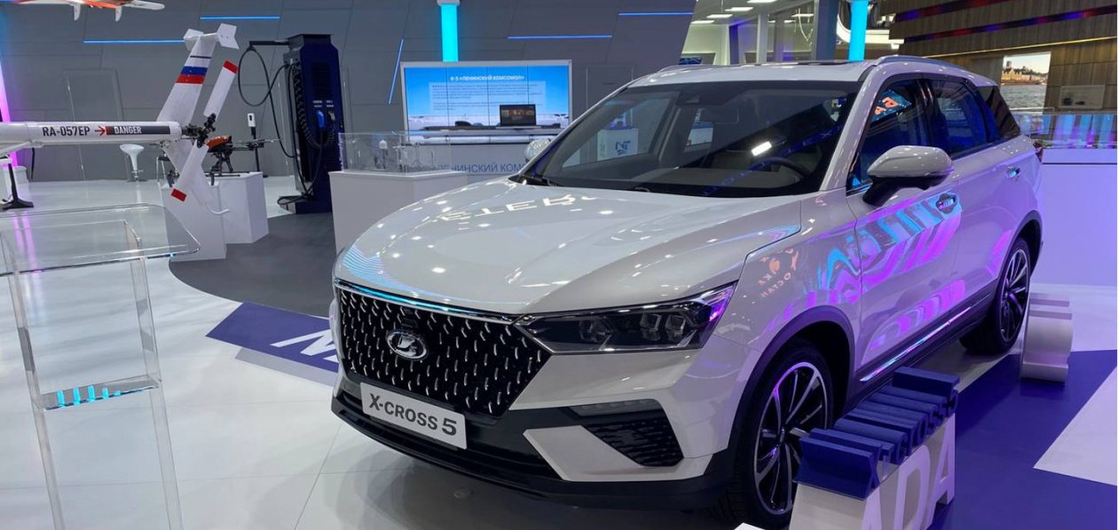 АвтоВАЗ представил Lada X-Cross 5 на ПМЭФ-2023
