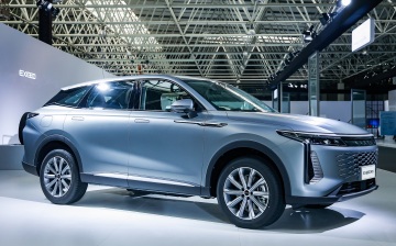 Exeed показал гибридный RX и новый электроседан