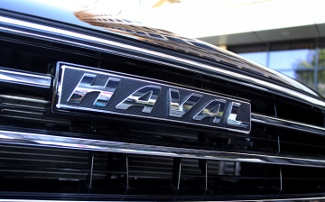 Российским дилерам показали новый Haval F7