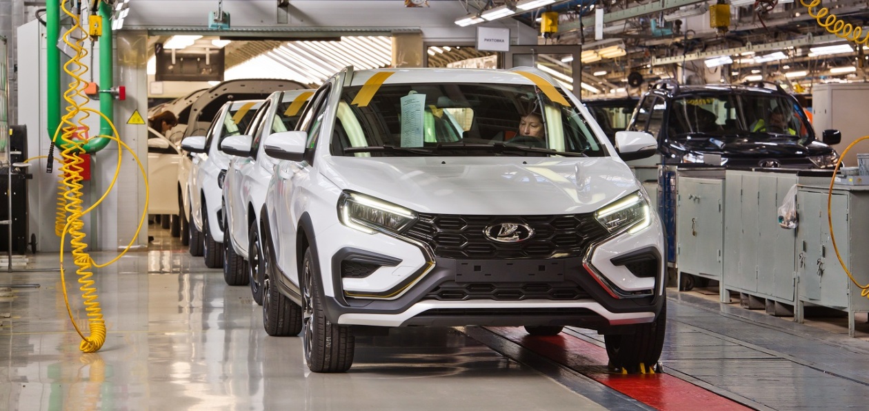 «АвтоВАЗ» выпустил первую партию Lada Vesta с вариатором