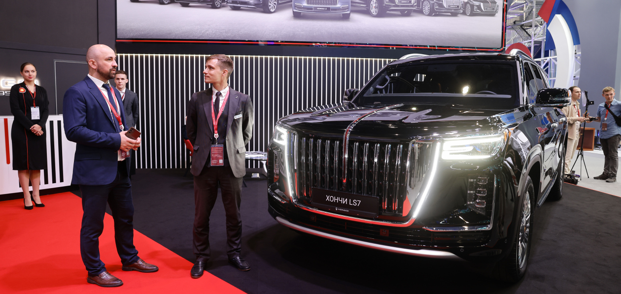 Hongqi показал на ПМЭФ-2024 новый премиальный кроссовер LS7