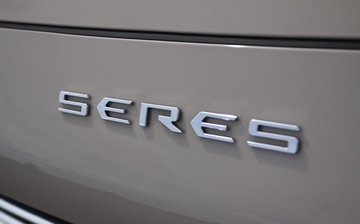 В России начались продажи пятиместного Aito Seres M7