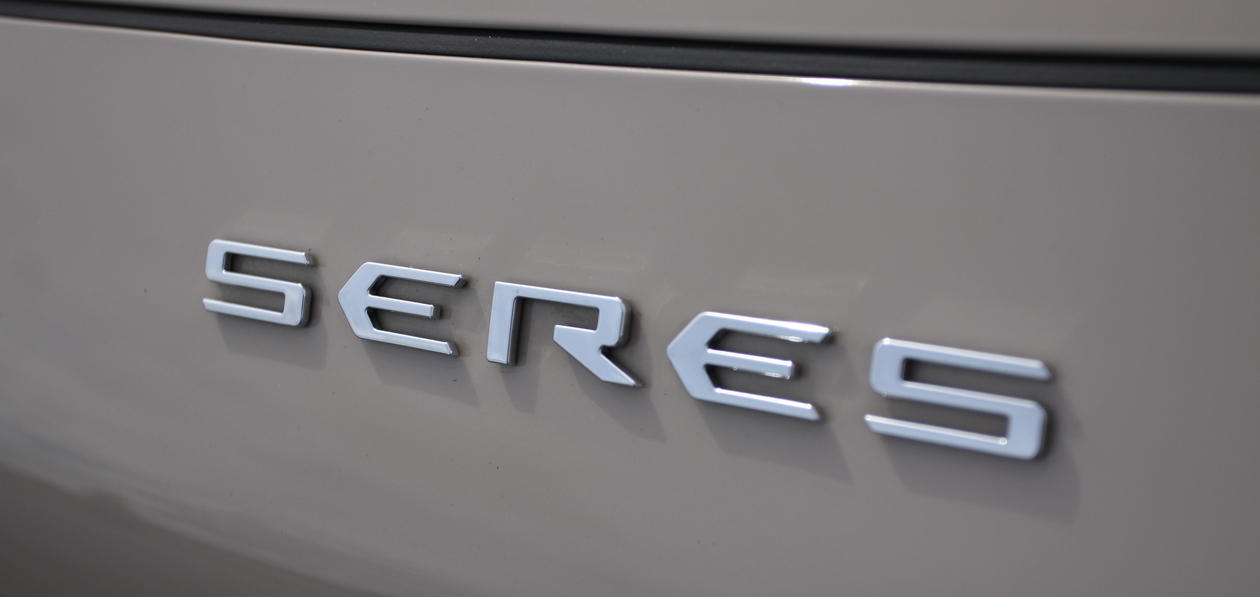 В России начались продажи пятиместного Aito Seres M7