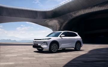 Geely раскрыл название подключаемого гибрида для России